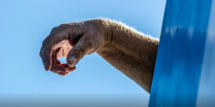 Abuelito abusa de su nieta y se intenta desvivir cuando es cachado por su propia hija