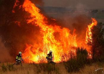 España lucha contra el fuego, declara riesgo extremo
