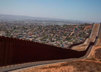 Pintarán de negro muro fronterizo