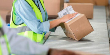 Suspenden 25 países envíos de paquetes a EU