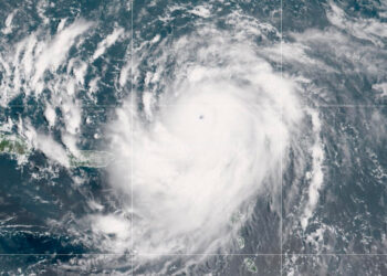 El huracán Erin rebaja su fuerza a categoría 3 mientras