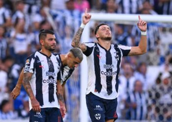 Se luce Ocampos y Rayados vence al Maza