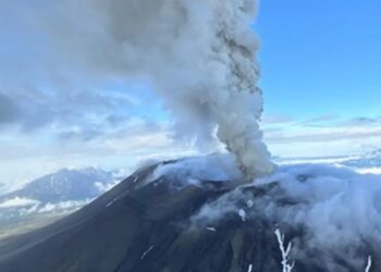 Captan erupción del volcán Krasheninnikov tras terremoto en Rusia